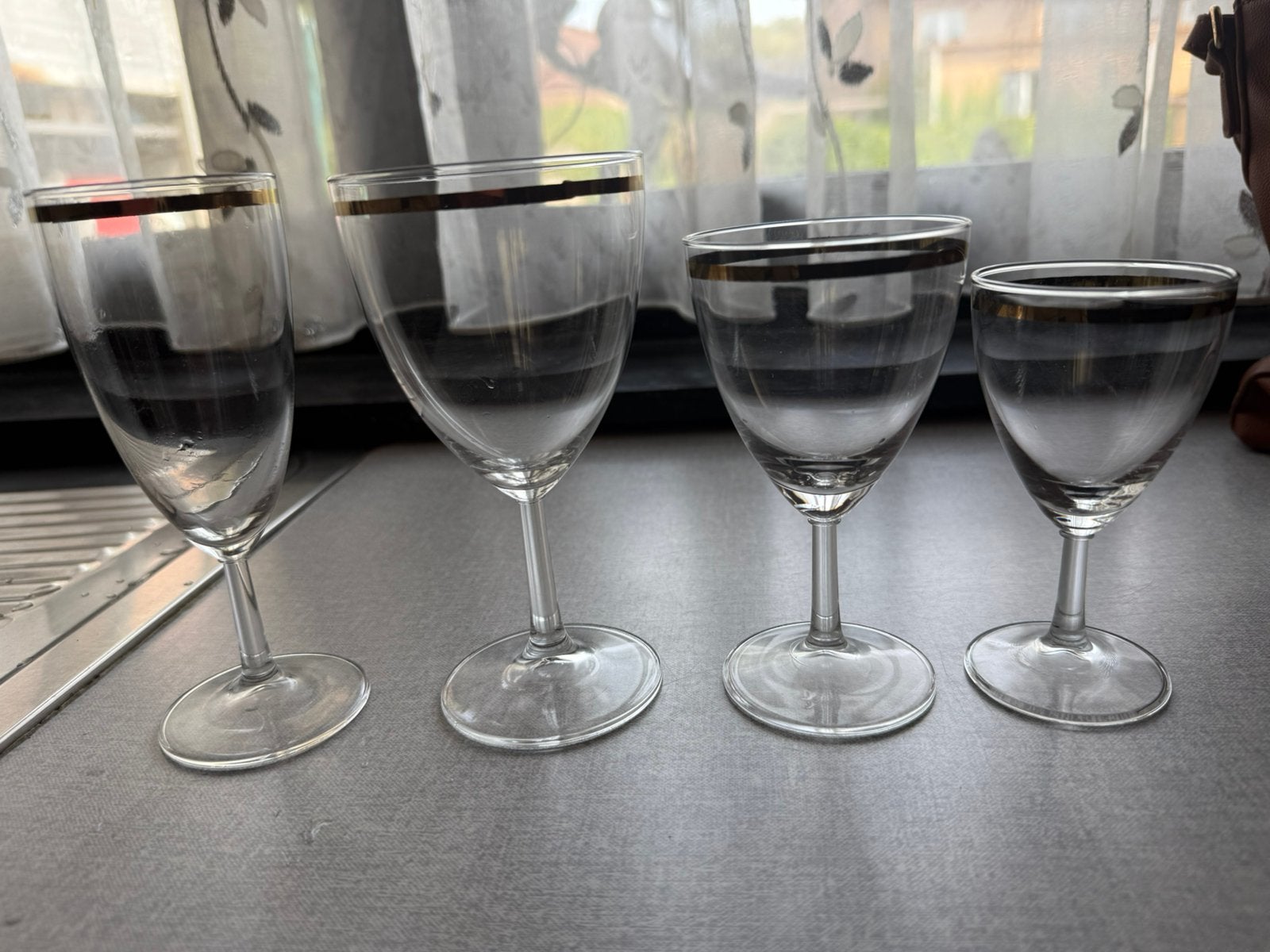 Cristal de verre avec bordure dorée, Enlèvement, Comme neuf