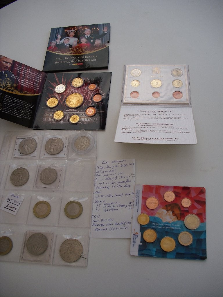 lot euromunten in showcase, Postzegels en Munten, Ophalen, Overige landen, Setje