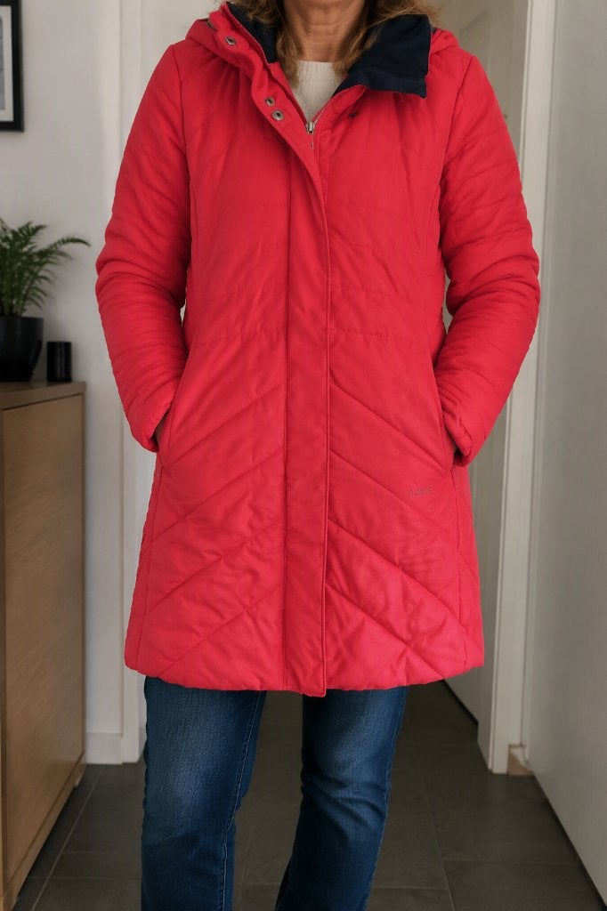 Rode winterjas maat 36 - merk Lolë, Kleding | Dames, Ophalen of Verzenden, Maat 36 (S), Boven de knie, Rood