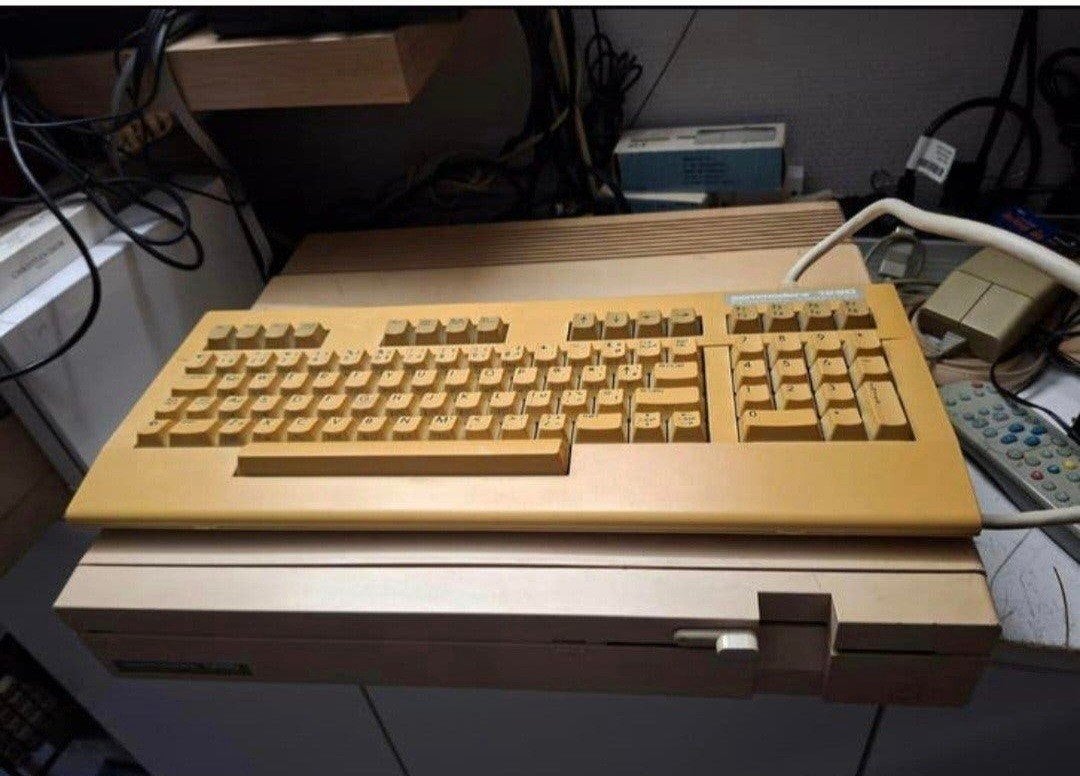 Te koop Commodore 128 d met vergeeld toetsenbord, Computers en Software, Ophalen