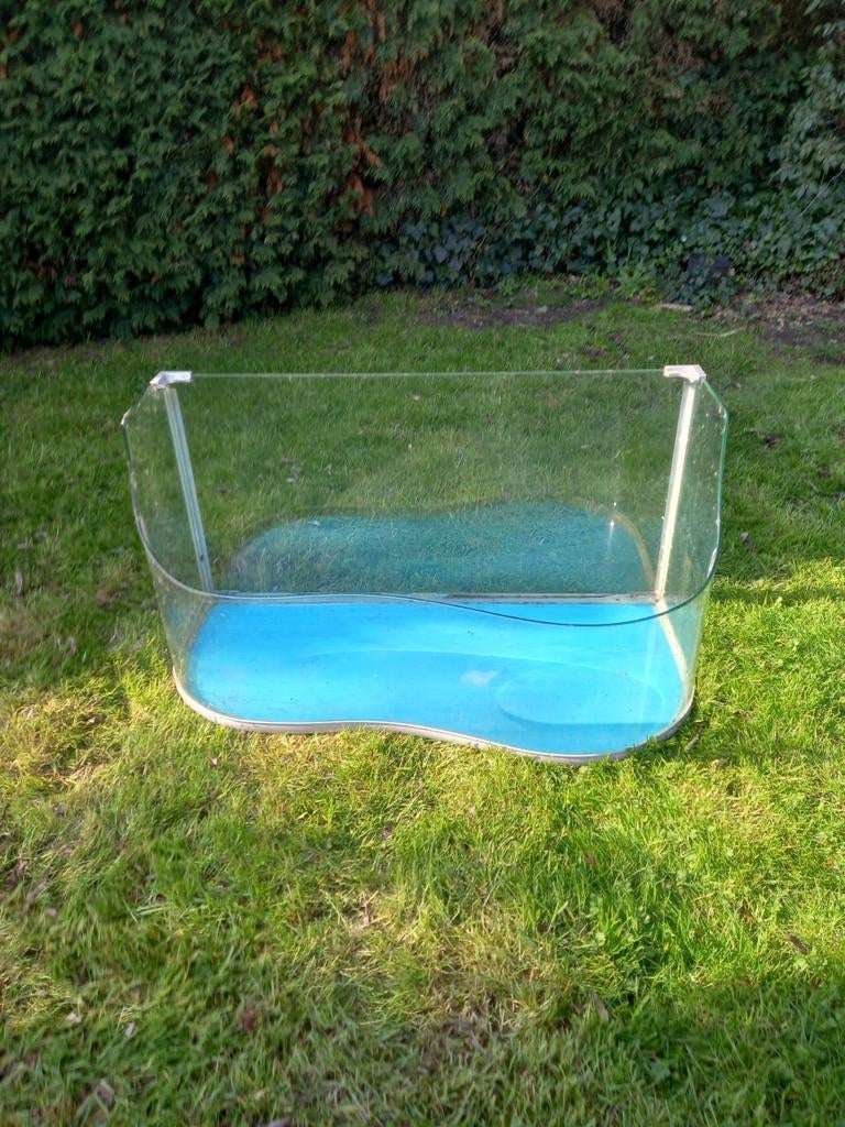 Groot aquarium met gebogen glas vooraan., Enlèvement