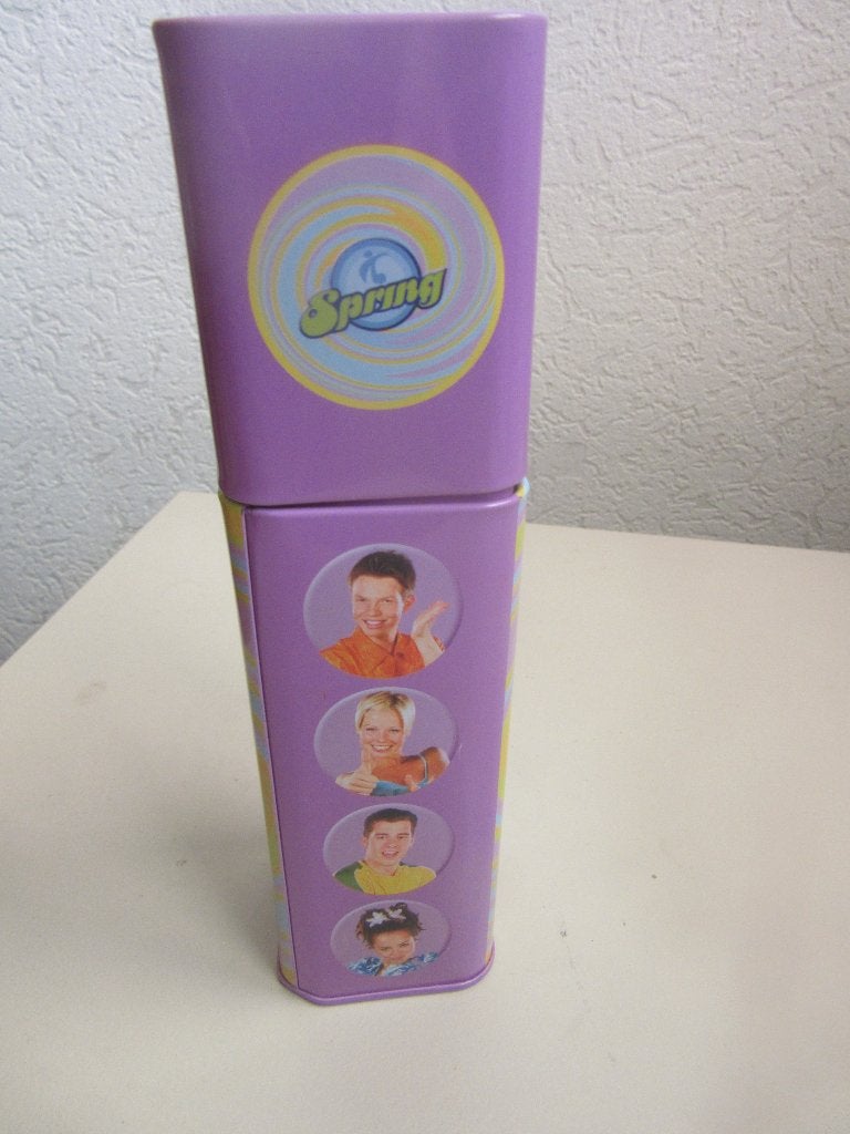 Retro potlooddoos met de leden van SPRING, Ophalen