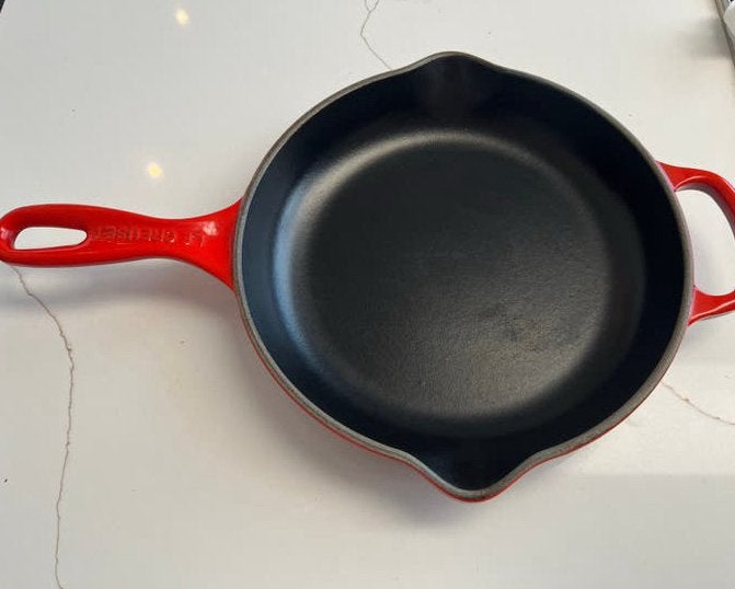 Le Creuset Skillet 23 cm - Kersenrood Geëmailleerd gietijzer, Koekenpan, Gietijzer, Le Creuset, Ophalen of Verzenden