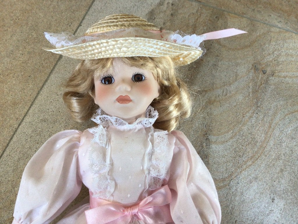 Poupée en porcelaine, Enlèvement, Comme neuf, Poupée