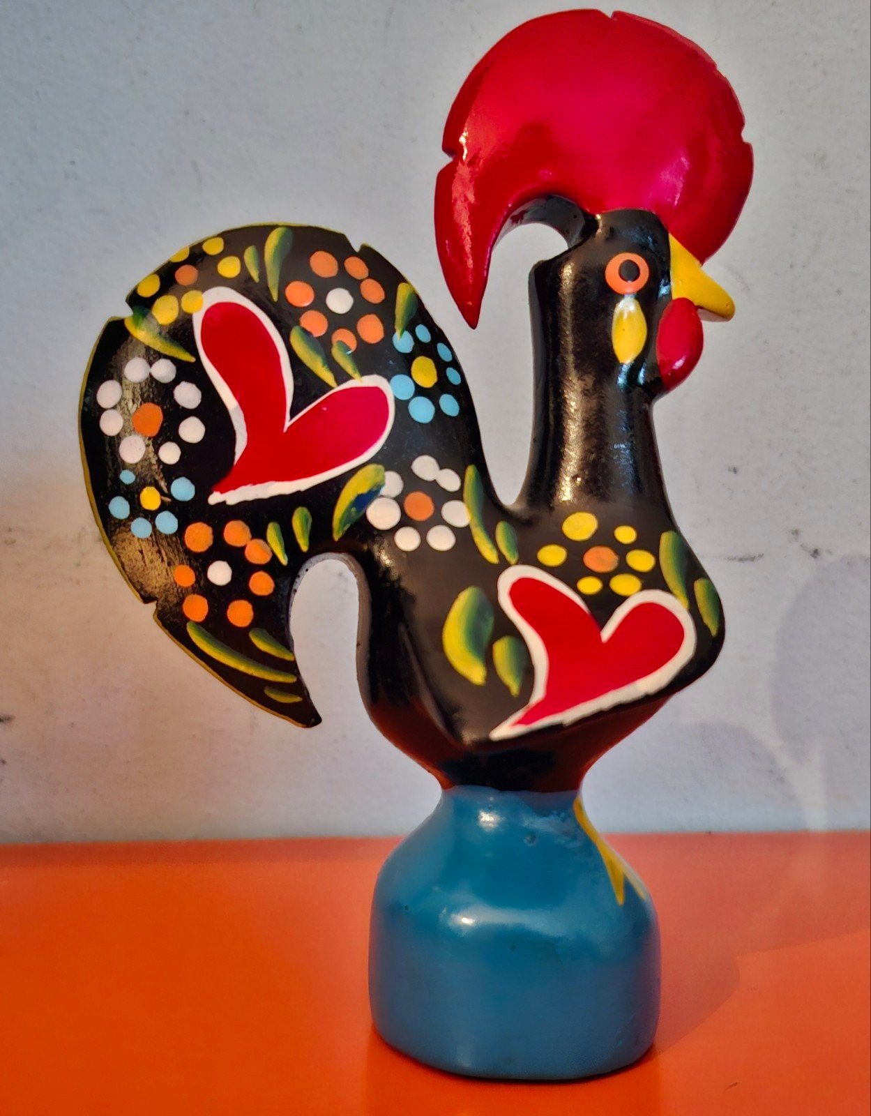 COQ COLORÉ SCULPTÉ DANS LE BOIS, Enlèvement ou Envoi, Comme neuf, Animal de ferme, Statue ou Figurine