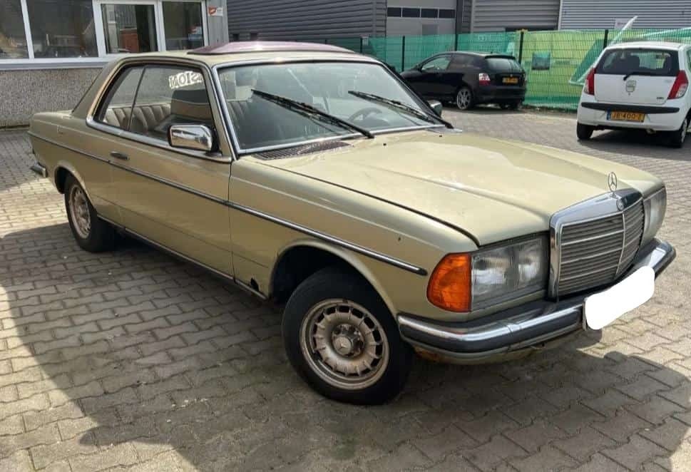 mercdes w123 2.3 benzine automaat oldtimer, Auto's, Oldtimers, Automaat, Achterwielaandrijving, Leder en Stof, Mercedes-Benz