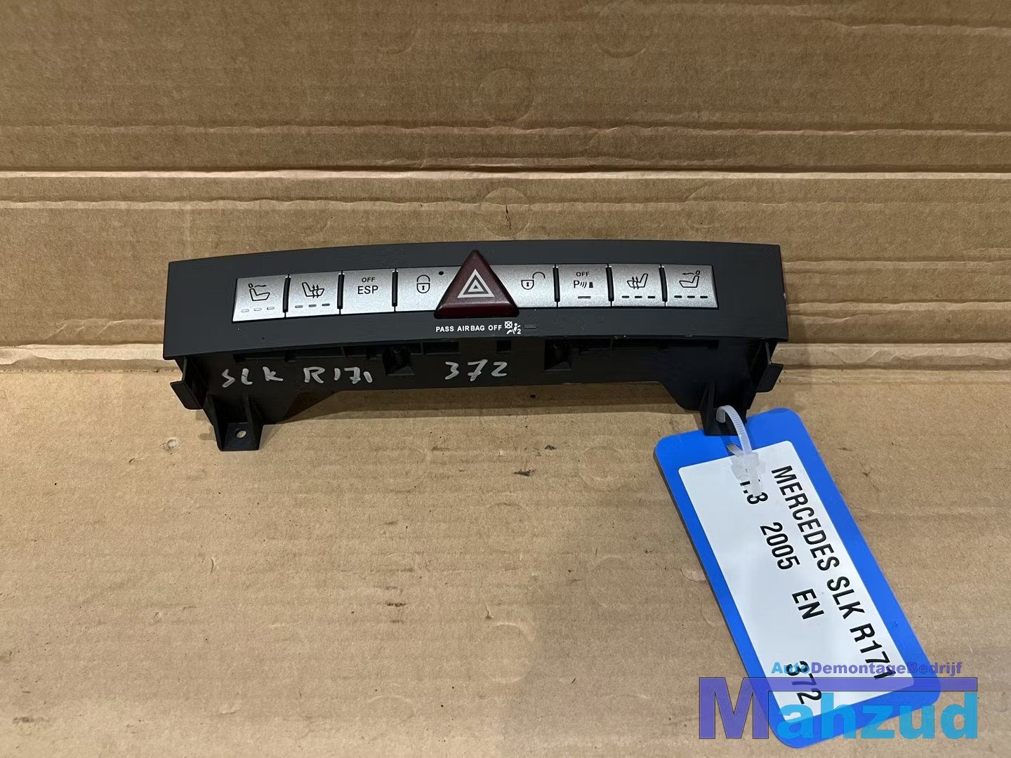 MERCEDES SLK R171 alarmlicht schakelaar 2005-2011 1718208310, Mercedes-Benz AG, Mercedes-Benz, Utilisé, Mercedesstrasse 120
70372  Stuttgart, DE