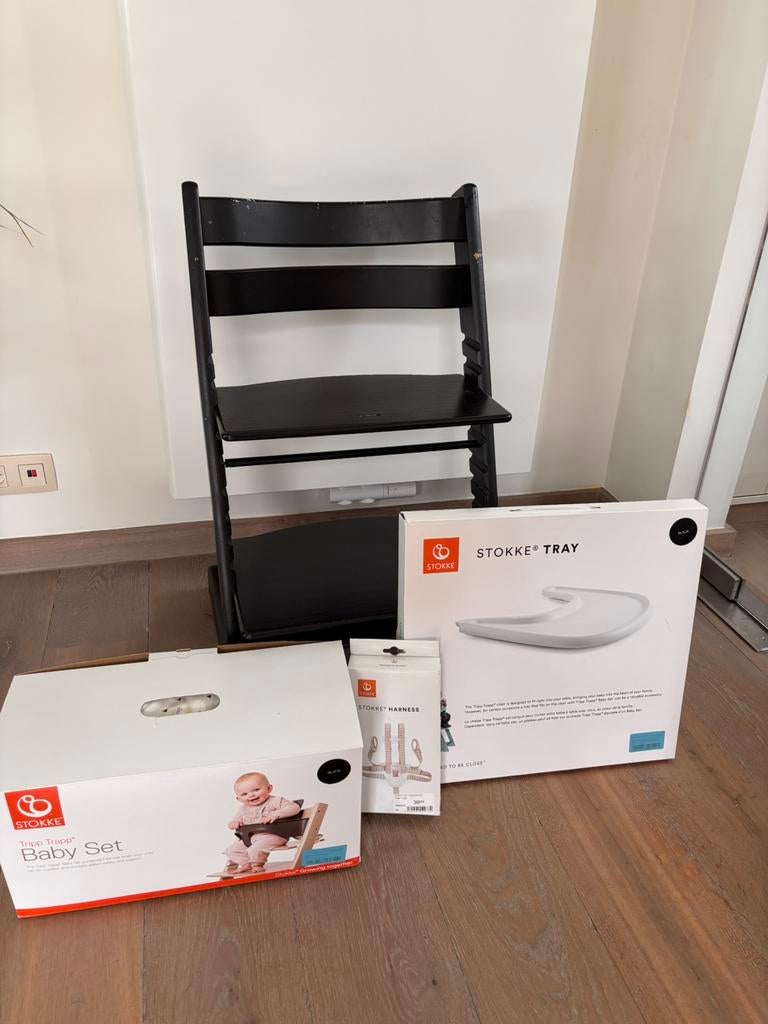 Stokke Tripp Trapp zwart + Baby Set, tray, harnas & kussens, Enlèvement, Comme neuf, Chaise évolutive, Plateau amovible