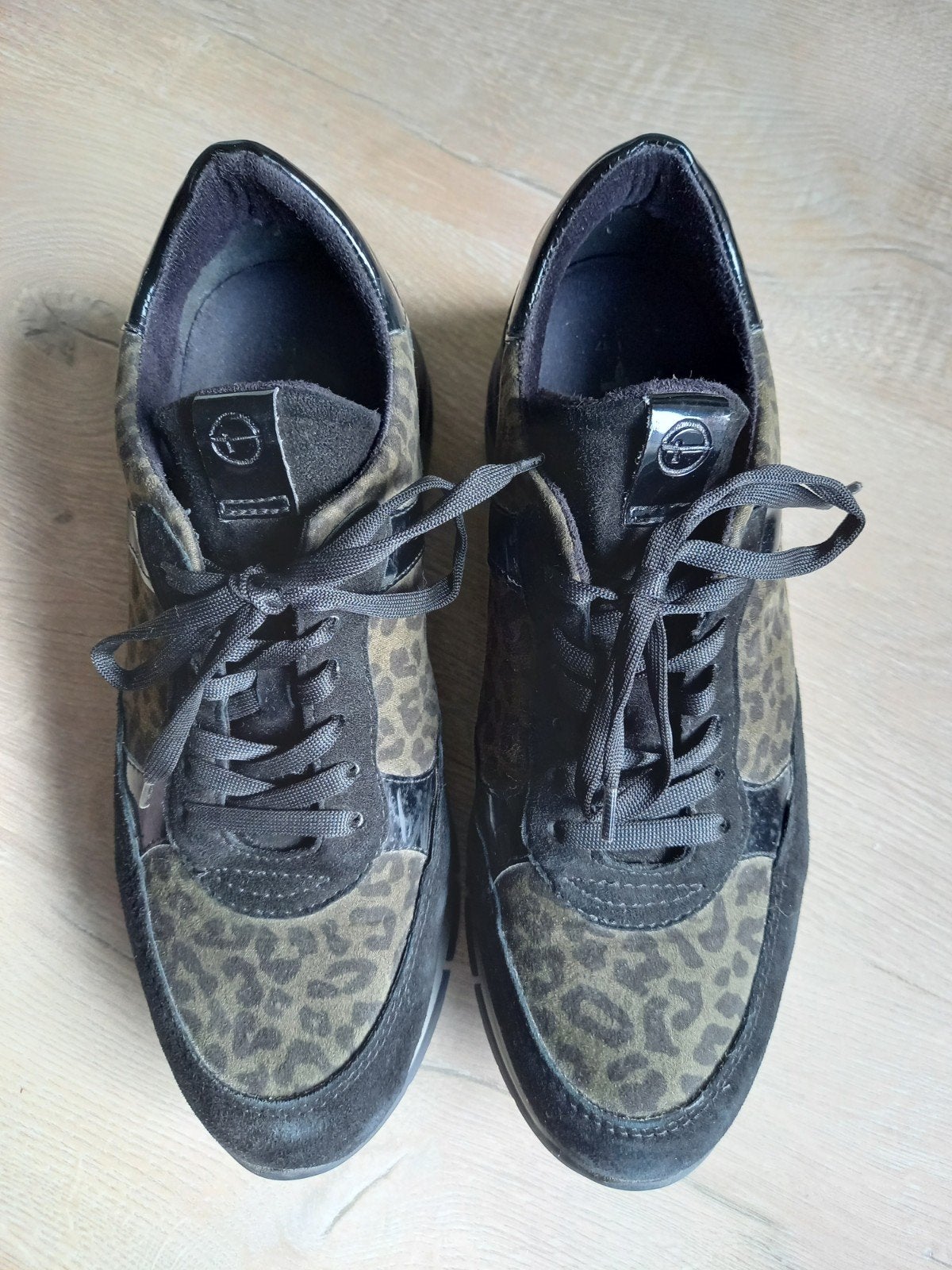 Tamaris kaki sneakers, Kleding | Dames, Tamaris, Zwart, Ophalen of Verzenden, Zo goed als nieuw
