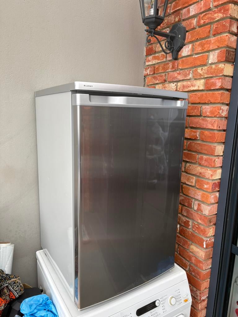 Tafelkoelkast met vriesvak heel proper en werkt goed, Elektronische apparatuur, Ophalen, Zo goed als nieuw, Met vriesvak