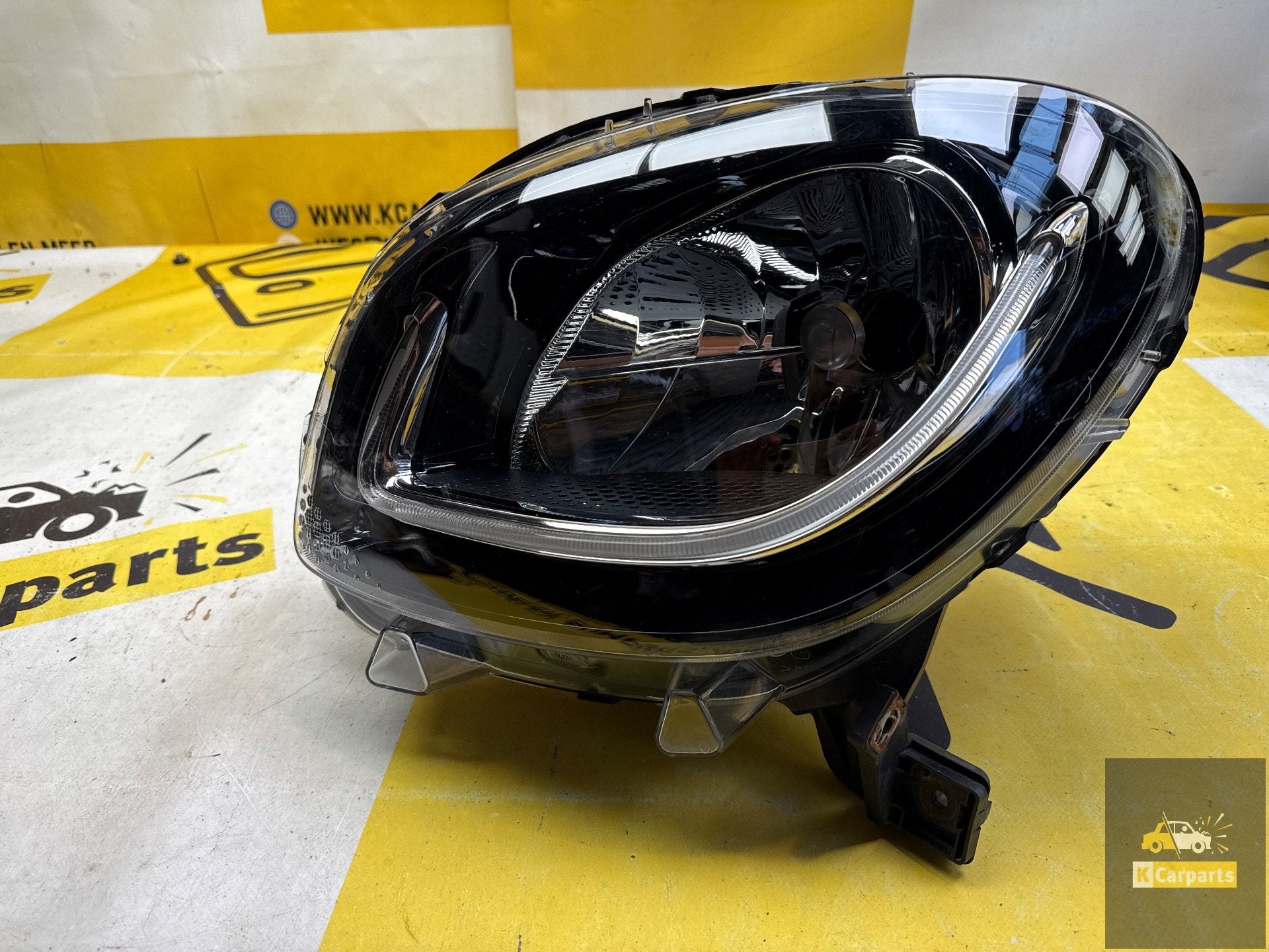 SMART FORTWO Led Koplamp Links 2016-2020 LED A4539063501, Gebruikt, Mercedes-Benz AG, Mercedesstrasse 120
70372  Stuttgart, DE