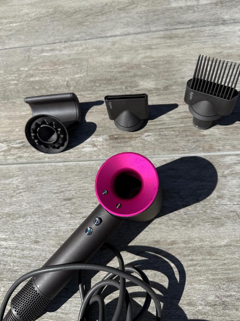 Dyson Supersonic föhn haardroger (fuchsia) met opzetstukken, Handtassen en Accessoires, Uiterlijk | Haarverzorging, Zo goed als nieuw