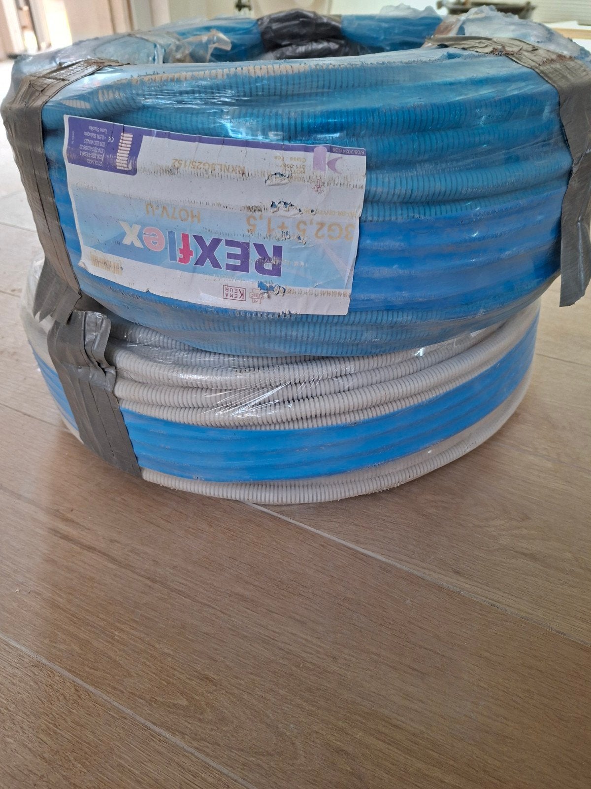 2 nieuwe rollen voorbedrade buis 3x2.5 1x1.5, Doe-het-zelf en Bouw, Ophalen of Verzenden