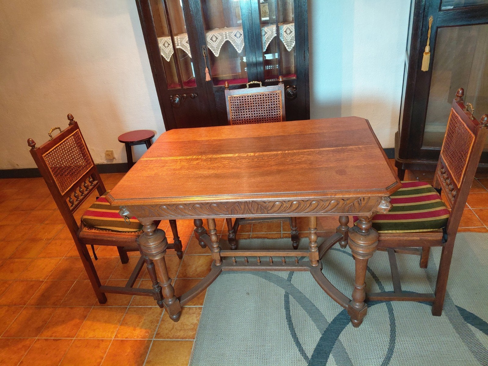 Antieke tafel en 3 stoelen, Ophalen