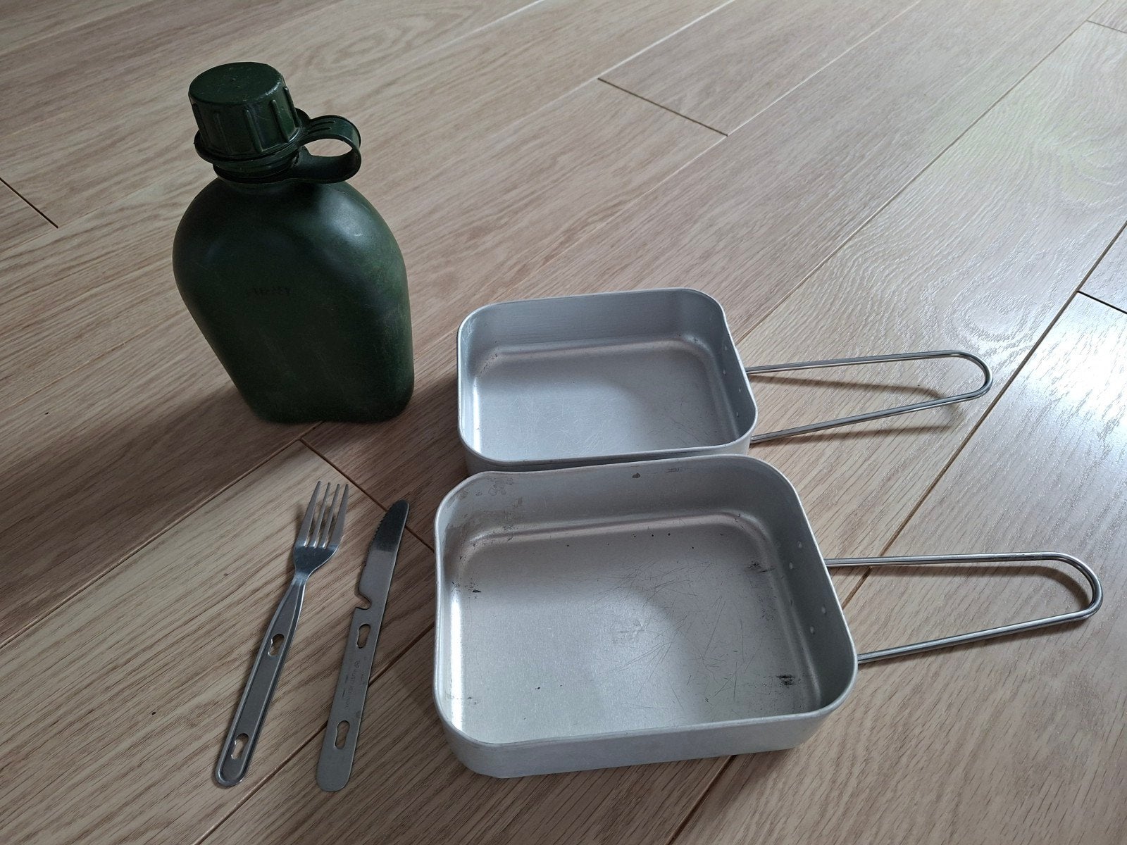 Gamellenset, drinkfles en bestek, Ophalen