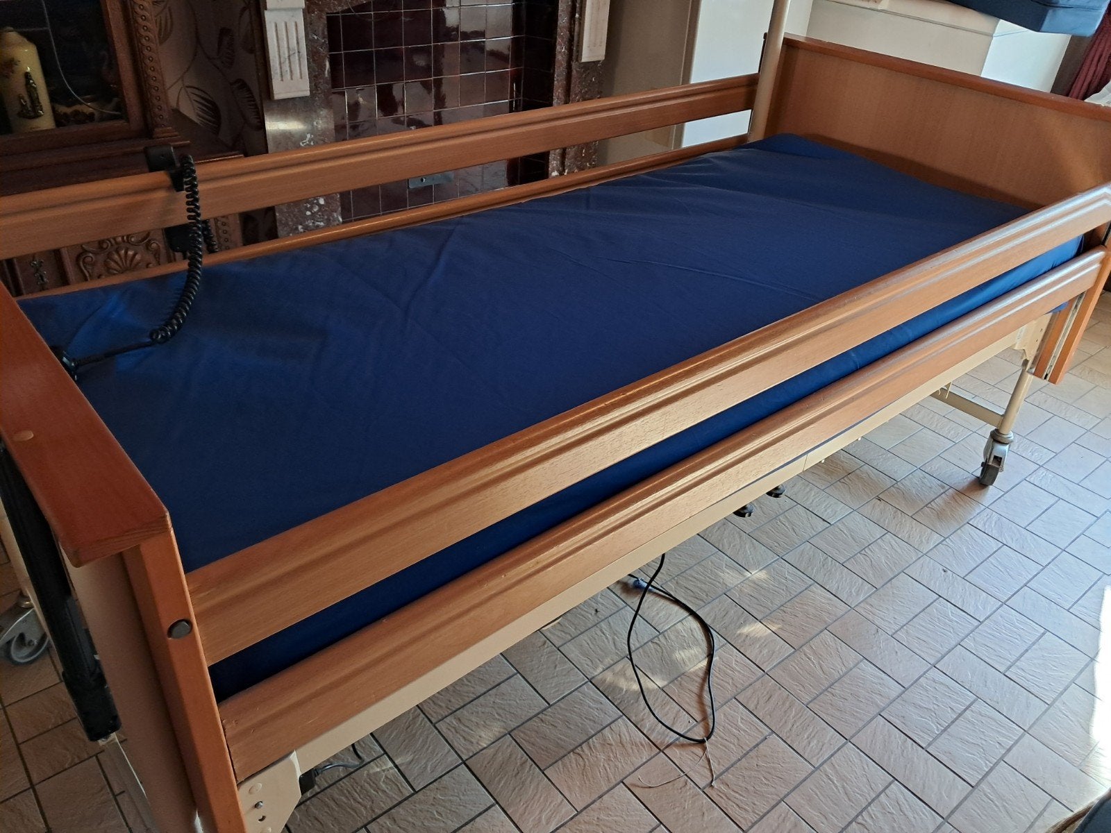 Ziekenhuisbed-elektrisch-met matras, Ophalen, Gebruikt