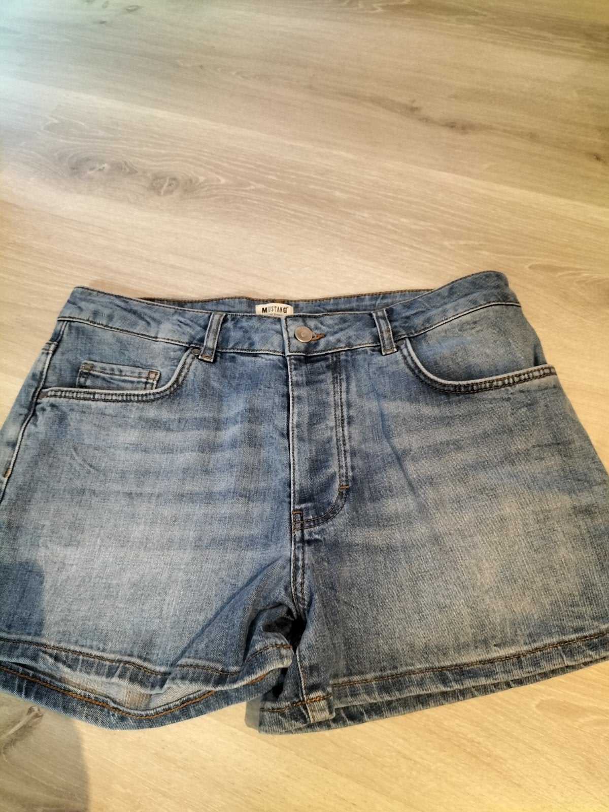 Mustang jeans short, Enlèvement