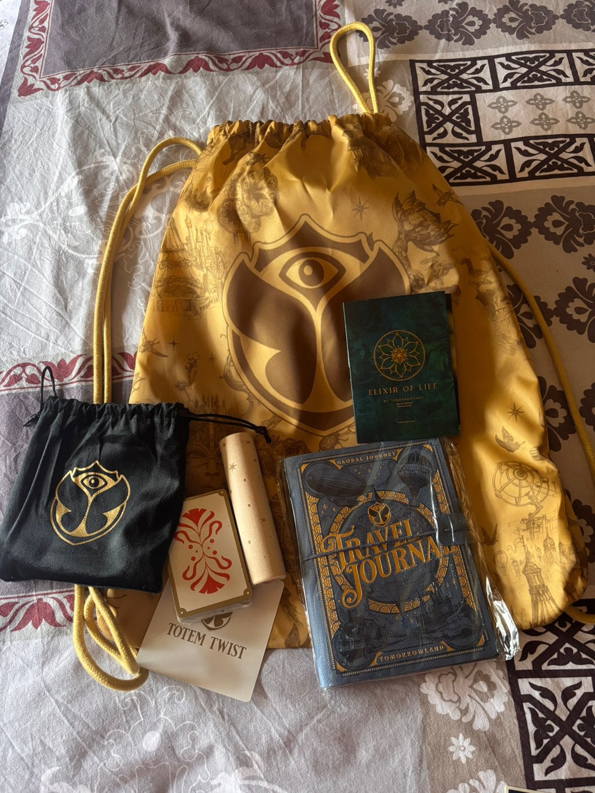 Tomorrowland bag + goodies, Bijoux, Sacs & Beauté, Neuf, Autres marques, 25 à 40 cm, Enlèvement ou Envoi