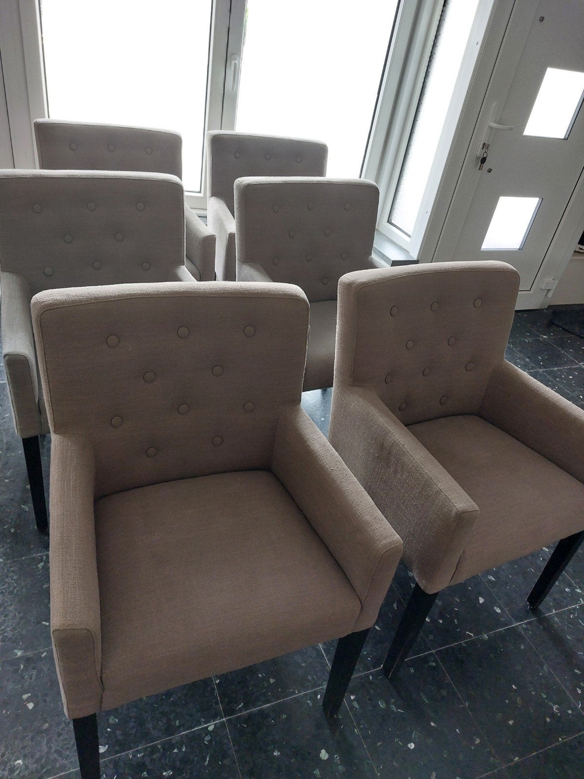 6 stoelen: 2 licht bruin en 4 grijs, 88 cm hoog, Huis en Inrichting, Ophalen