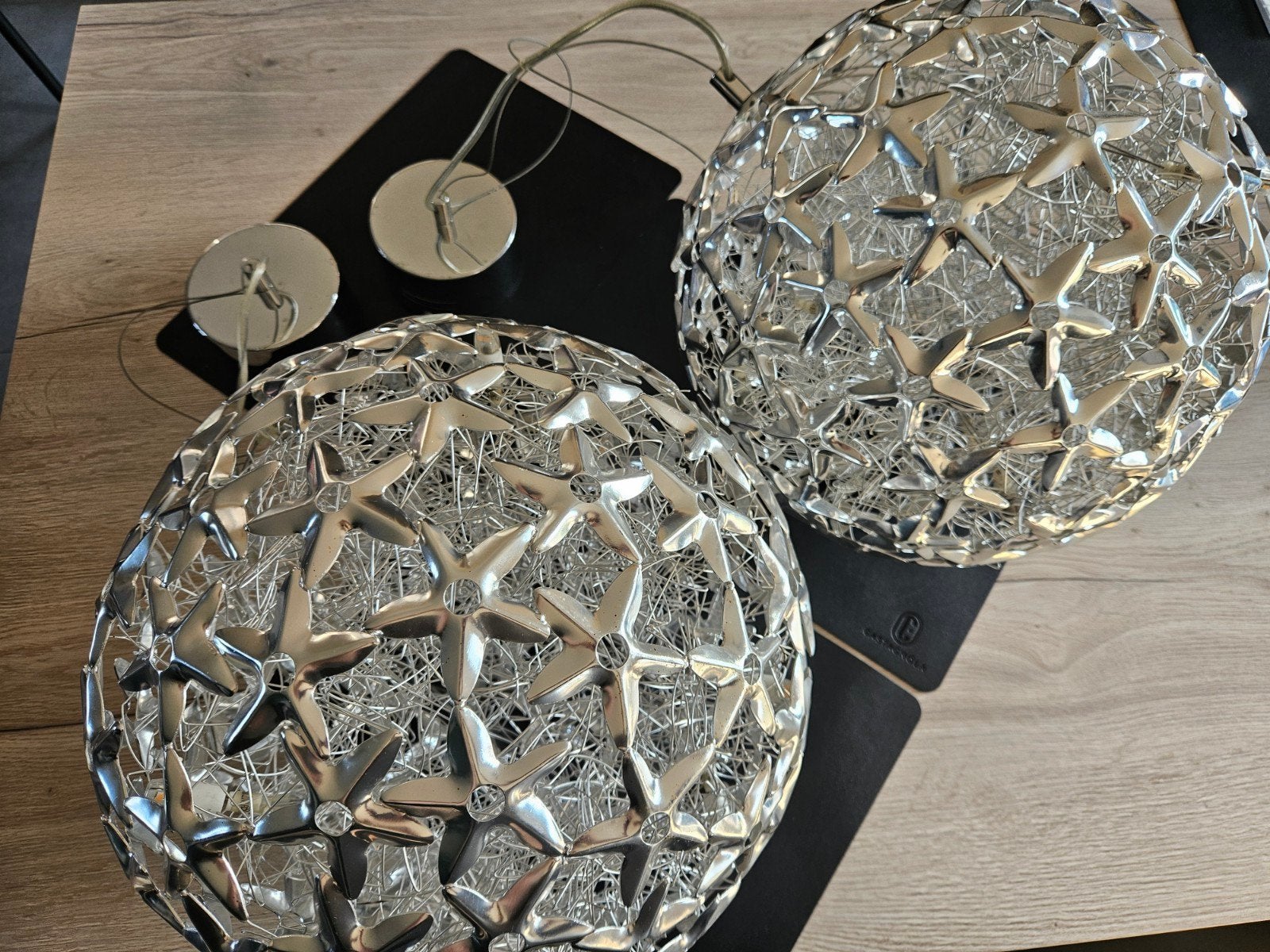2x Sfeervolle Zilveren Bolvormige Hanglamp incl. 8x G4 led, Maison & Meubles, Enlèvement, G4
