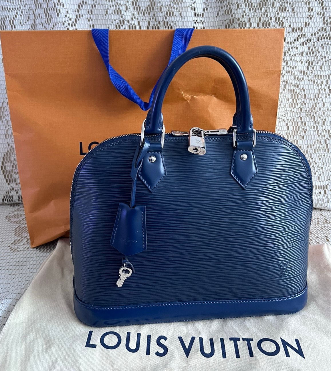 Sac LOUIS VUITTON modèle Alma cuir épi bleu cobalt, Bijoux, Sacs & Beauté, Enlèvement ou Envoi, Comme neuf, Bleu