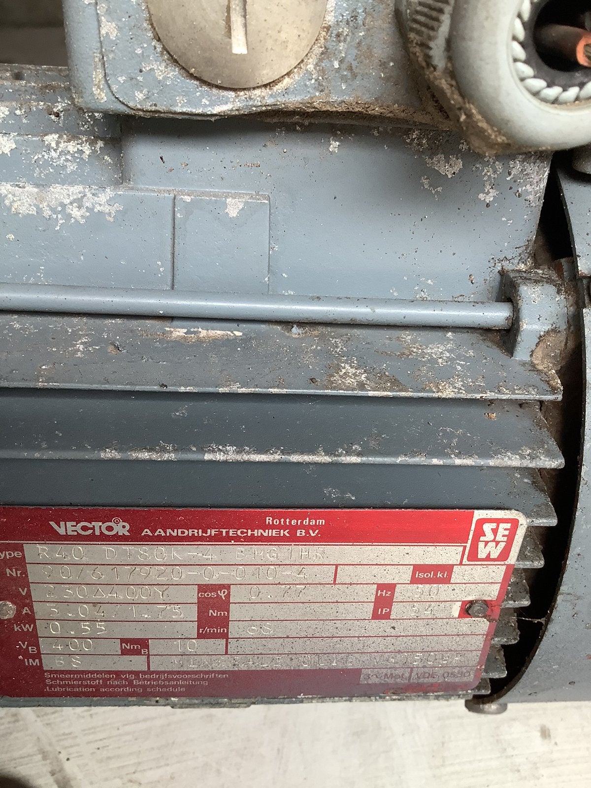 2 electrische reductie-motoren, Ophalen