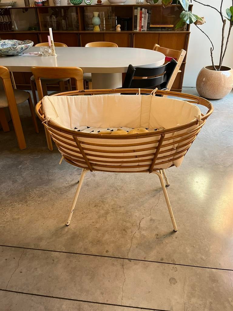 Prachtig vintage rotan wiegje met metalen onderstel, Kinderen en Baby's, Babywiegjes en Ledikanten, Ophalen, Gebruikt