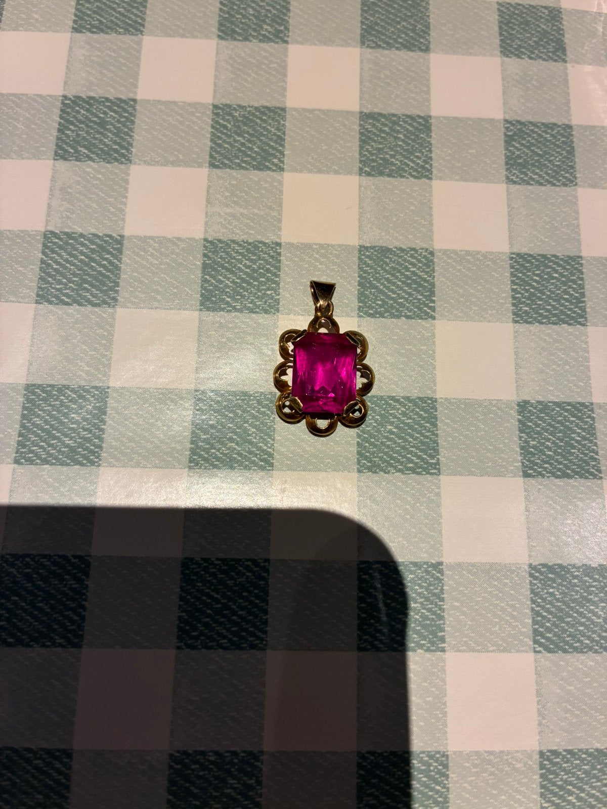 Gouden hanger met robijn in, Ophalen