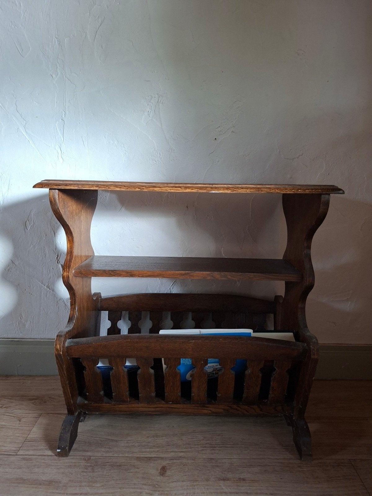 tafeltje/lectuurbak bruin eiken, Huis en Inrichting, Bijzettafel met lectuurbak, Ophalen, Gebruikt, Hout