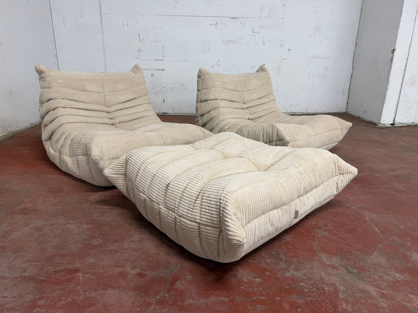 Ligne Roset Togo 2x 1zit +poef Beige corduroy 10/10!!, Ophalen of Verzenden, Sede cassina b&b italia artifort vitra knoll mah jong edra flos