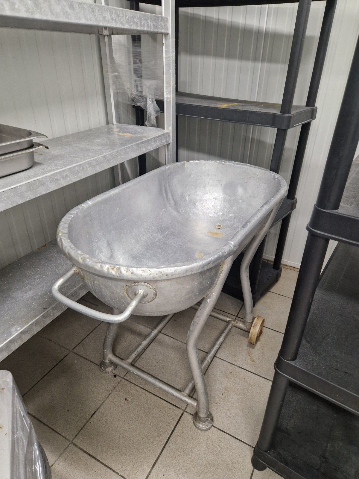 Un bassin. En métal pour boucheries chacuterie, Enlèvement