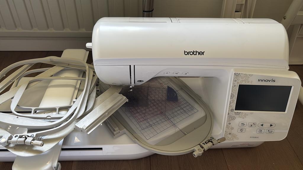Borduurmachine 1j oud Brother Innovis Nv 880e, Ophalen, Zo goed als nieuw, Machineborduren, Borduurmachine