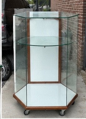 Belle vitrine d’exposition en verre sur roulettes –, Maison & Meubles, Enlèvement, Comme neuf, Verre