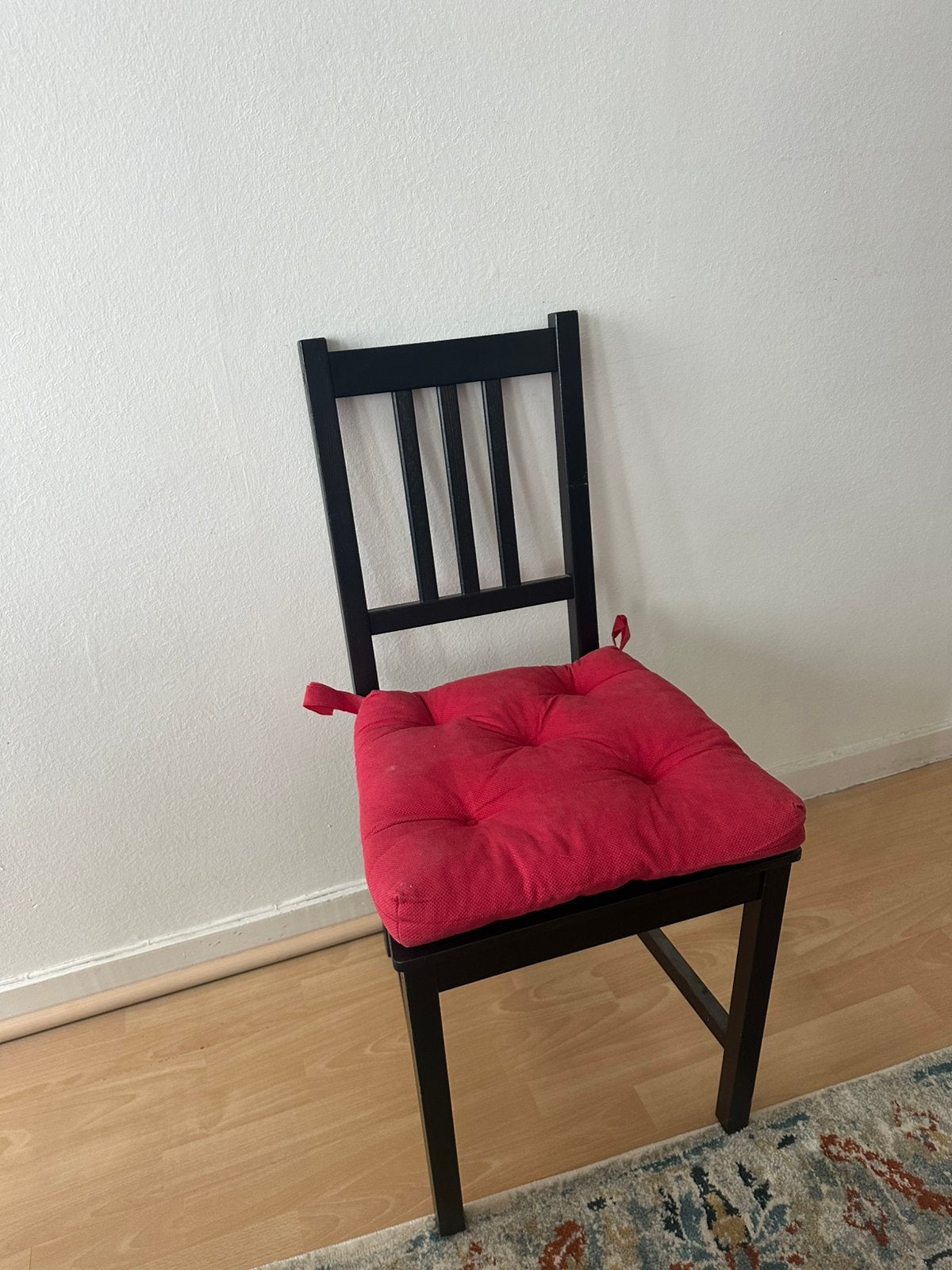6 chaises IKEA noires + coussins rouges – Bon état, Huis en Inrichting, Stoelen, Ophalen, Zwart, Zo goed als nieuw, Modern