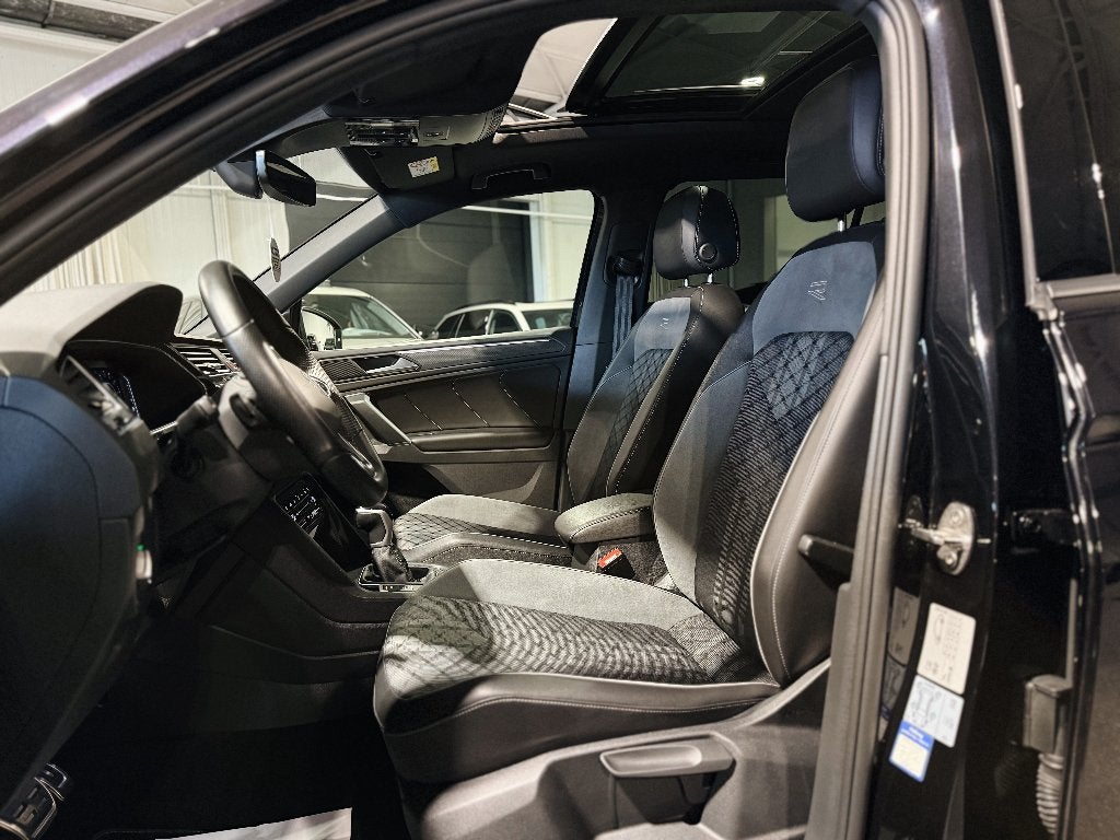 Volkswagen Tiguan E-Hybrid R-Line Full Black - Garantie, Auto's, 42 g/km, Zwart, 5 zetels, 5 deurs