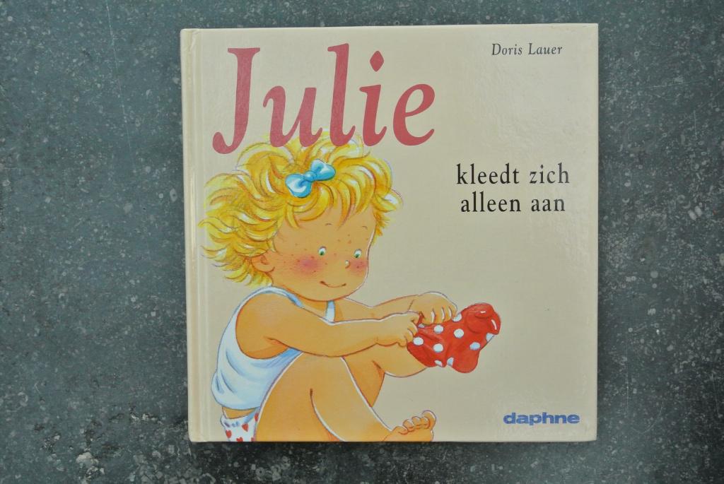 Julie kleedt zich helemaal alleen aan., Ophalen of Verzenden