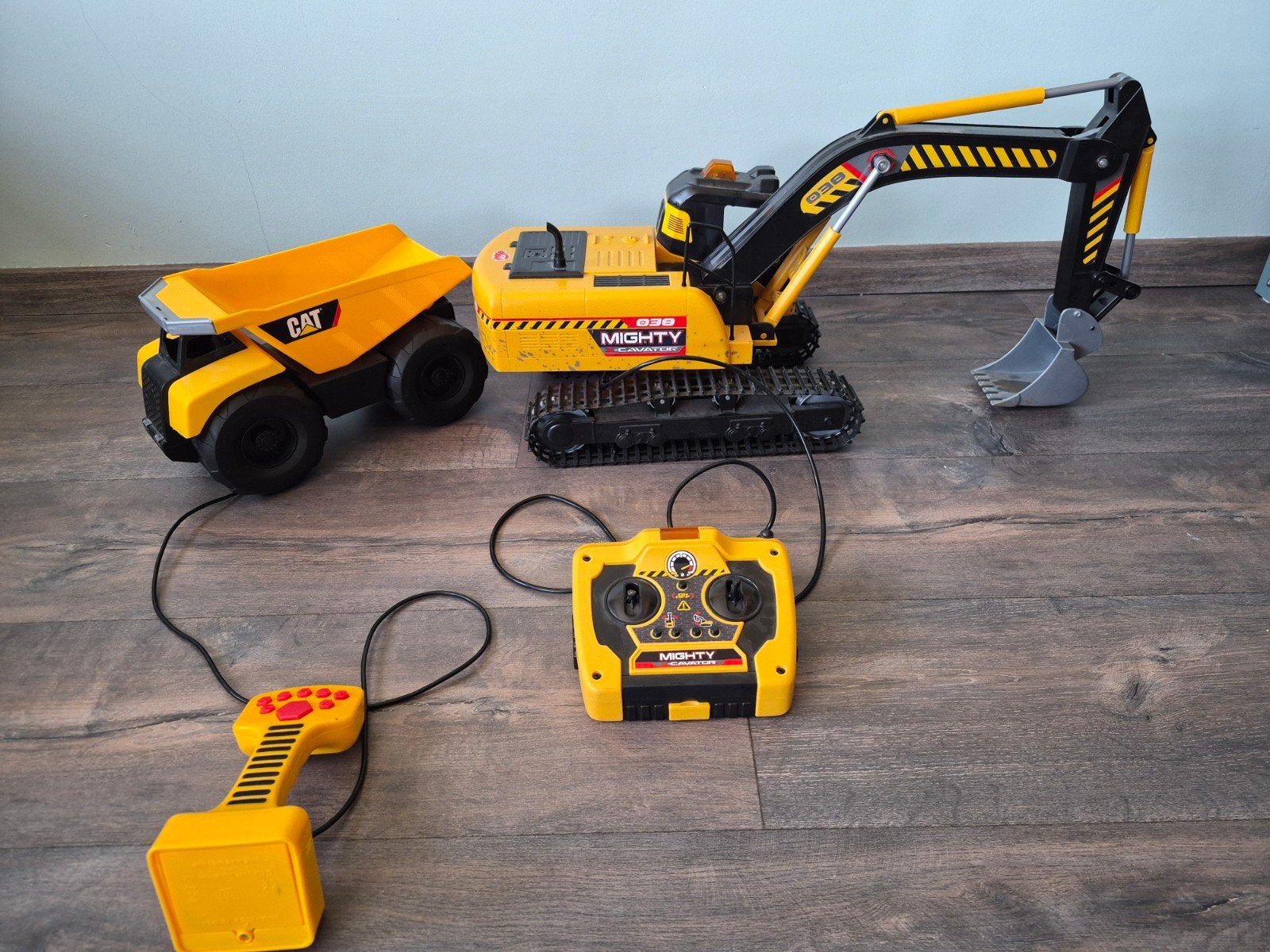 Grand duo de chantier Caterpillar (CAT) télécommandé : Pelle, Utilisé, Télécommande