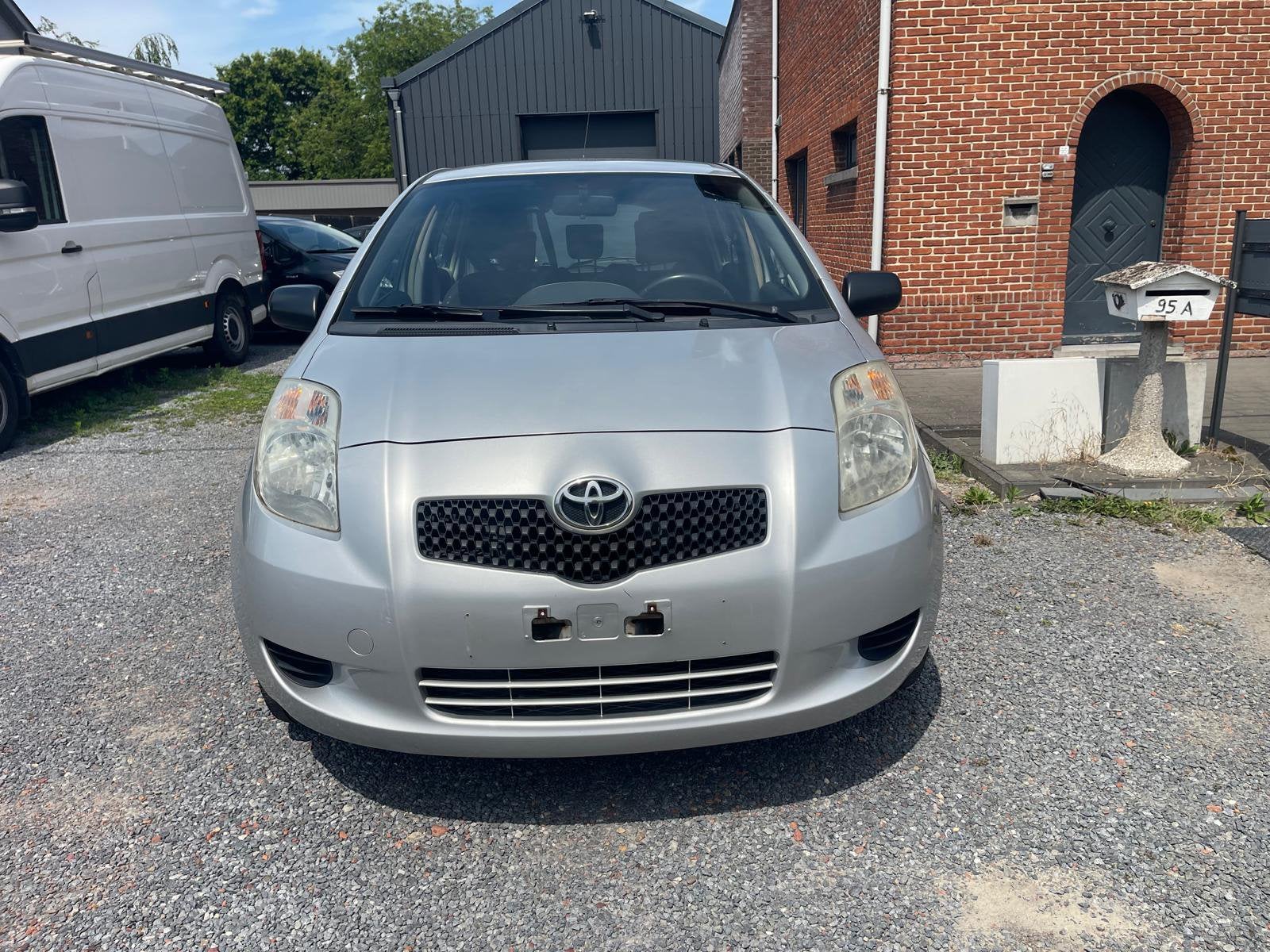 Toyota Yaris 1.0i benzine, 5 deuren + boekje, Stof, 1440 kg, Zwart, 4 cilinders