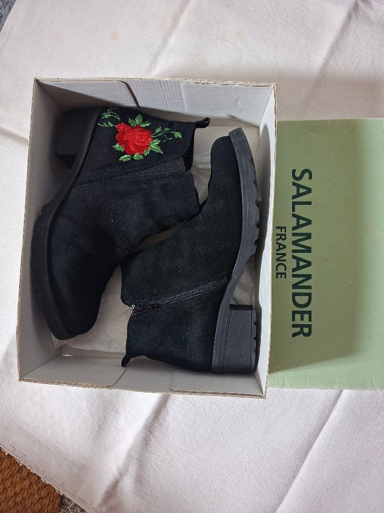 zwarte enkellaarzen met geborduurde bloem T40, Kleding | Dames, Zwart, Lage of Enkellaarzen, Ophalen of Verzenden, Zo goed als nieuw