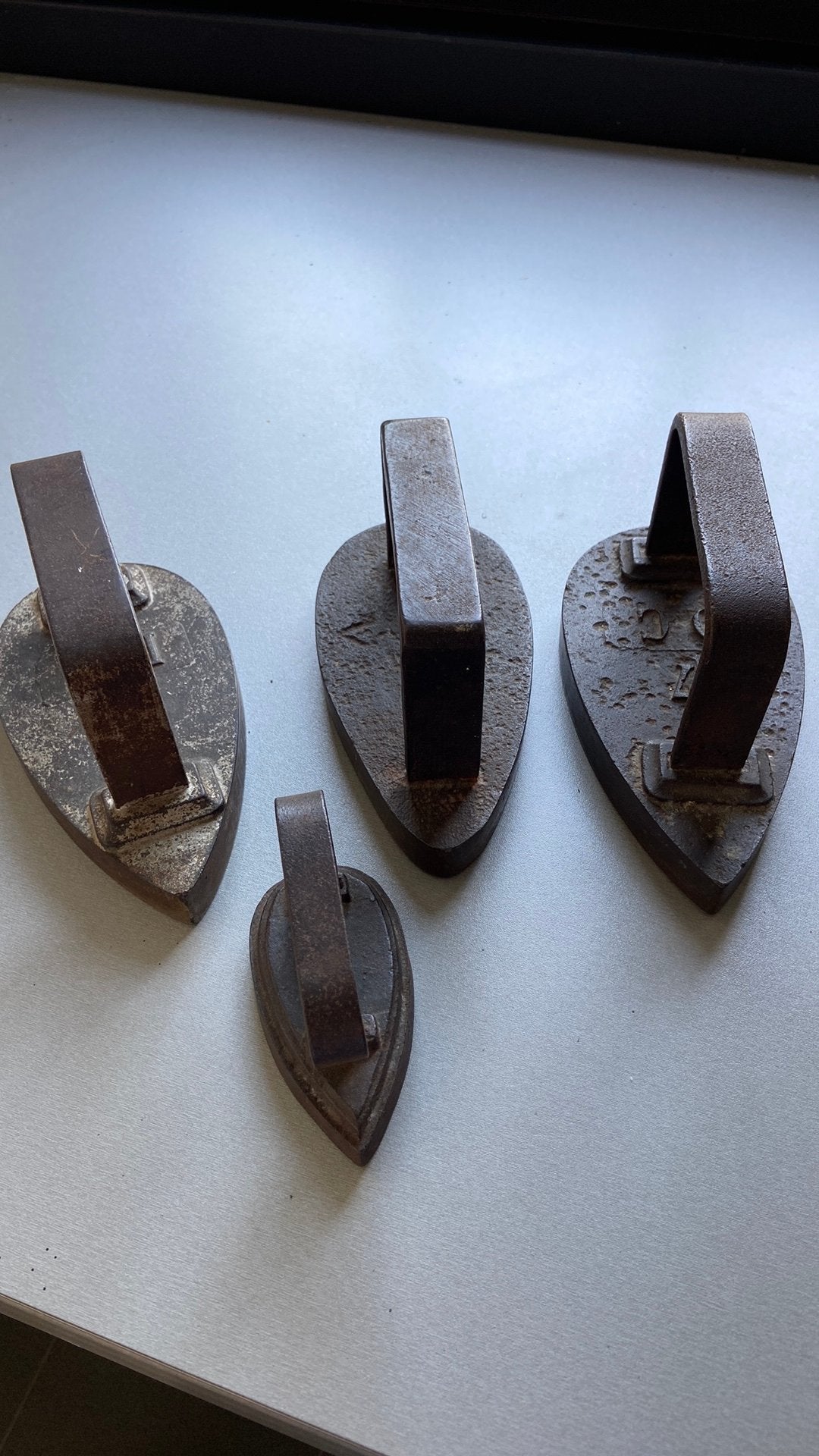 4 antieke strijkijzers, Ophalen