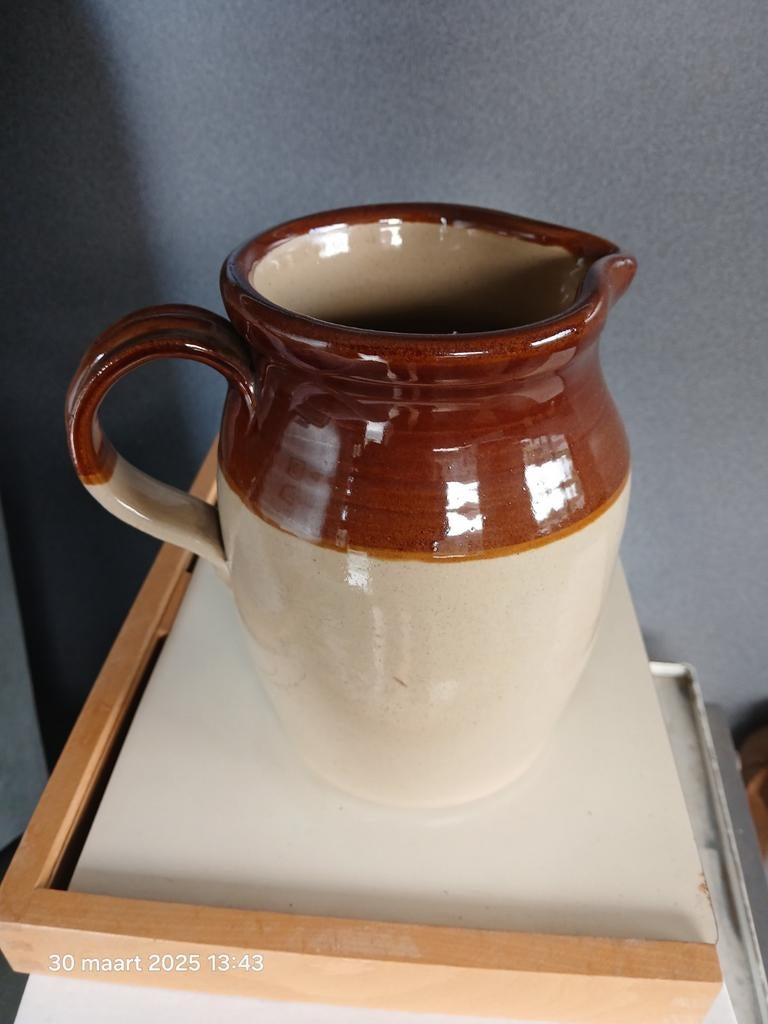 Mooie kruik in aardewerk in 2 kleuren, inhoud 1,5 liter.
Ide, Antiek en Kunst, Antiek | Keramiek en Aardewerk, Ophalen