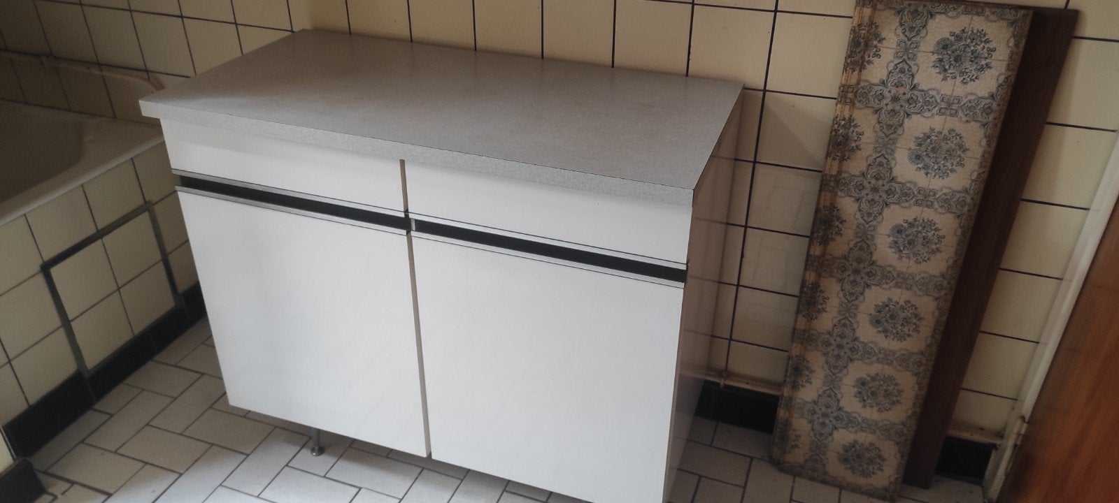 Meuble de cuisine vintage en placage blanc/formica, repose s, Antiquités & Art, Enlèvement