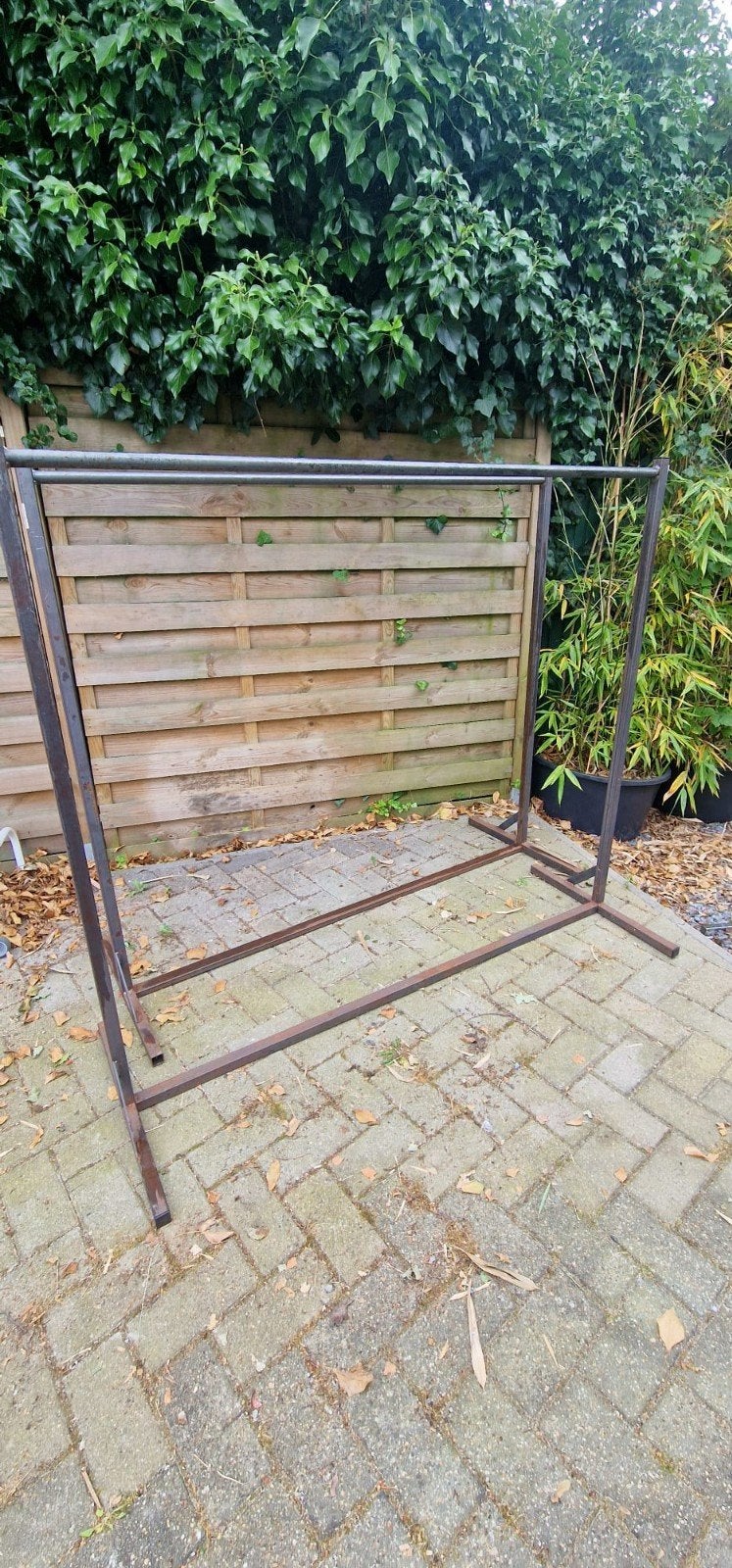 2 metalen kledingrekken, Ophalen
