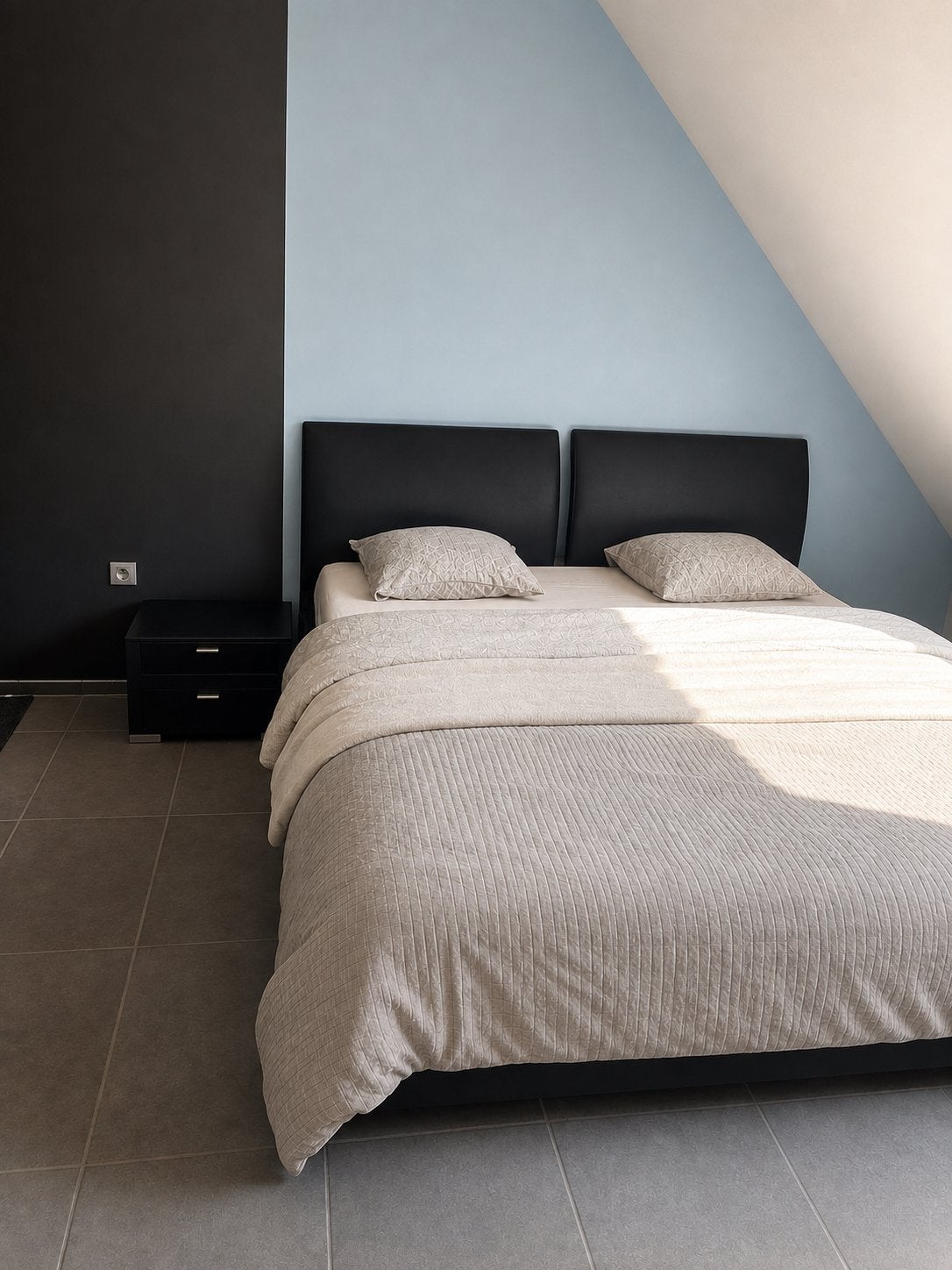 Bed: tweepersoonsbed 1m80 + nachtkastje + matras, Ophalen, Zo goed als nieuw
