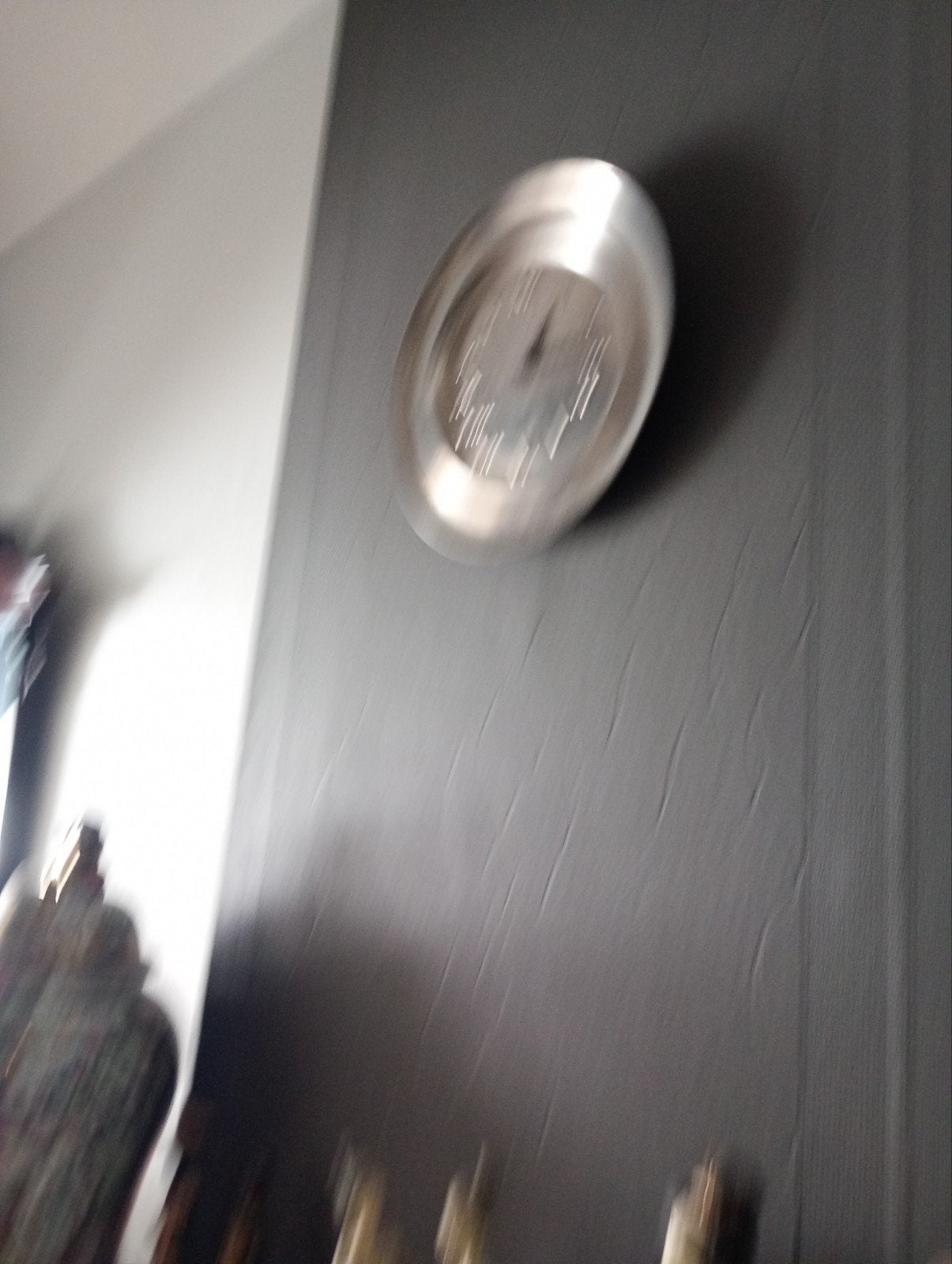 Horloge en etain, Enlèvement
