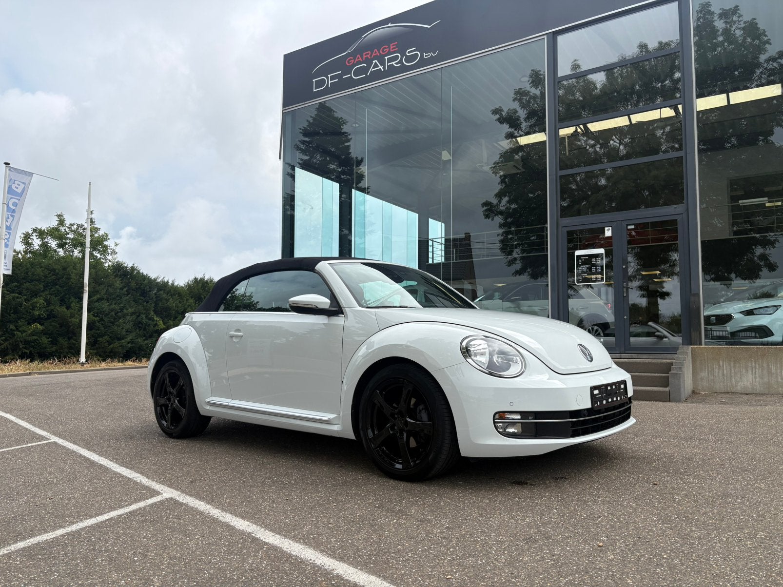 VW BEETLE cabrio AUTOMAAT FULL met garantie, Auto's, 4 zetels, 4 cilinders, Cabriolet, Wit
