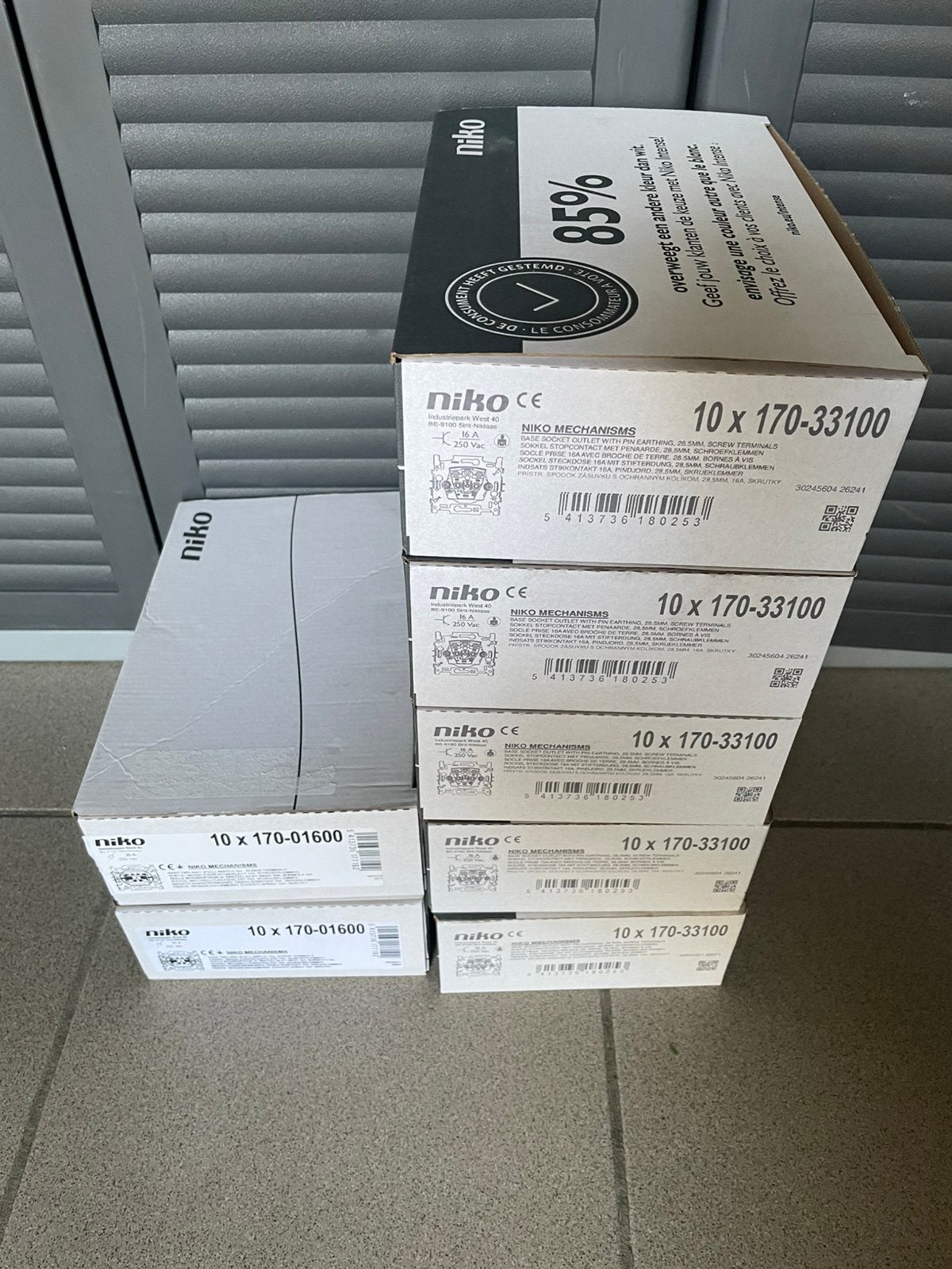 Stopcontacten x50 wisselschakelaars x20 Niko, Doe-het-zelf en Bouw, Elektriciteit en Kabels, Ophalen, Nieuw, Stopcontact