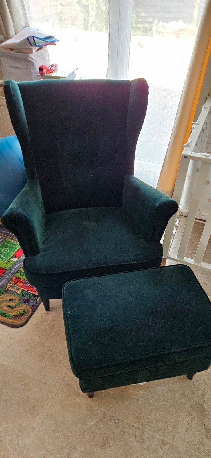 Fauteuil à oreille avec pouf, Enlèvement