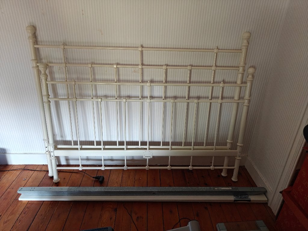 Metalen bedframe, 160 cm, zonder lattenbodem, zonder matras, Ophalen, Gebruikt, Wit, Tweepersoons