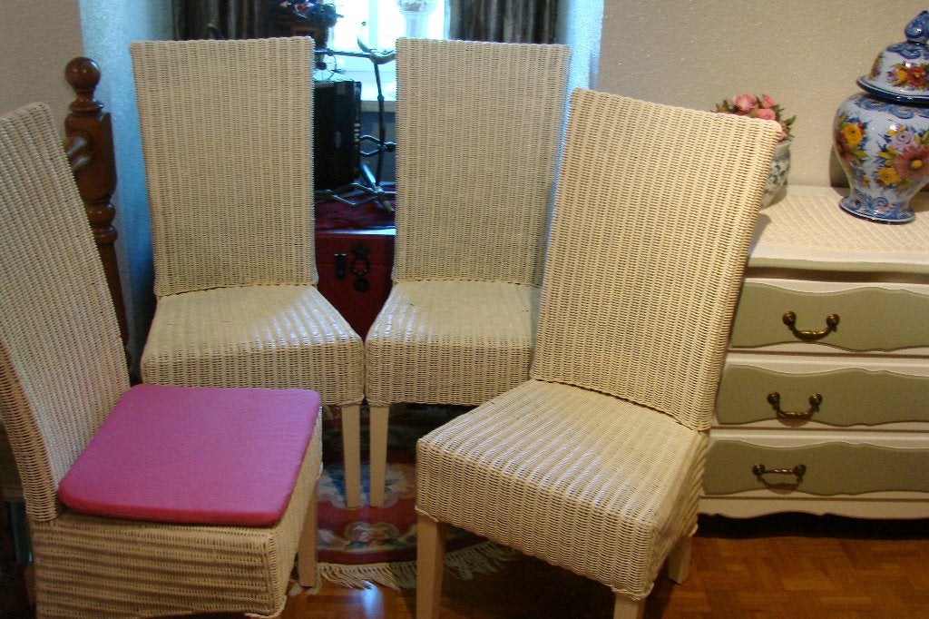 4 tuinstoelen: wit rotan met kussentjes, Huis en Inrichting, Stoelen, Ophalen, Wit, Riet of Rotan, Zo goed als nieuw